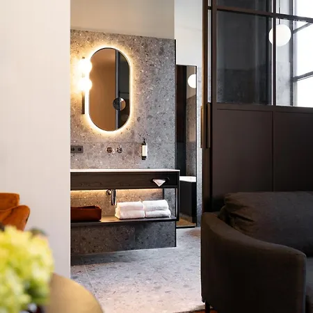 Отель Der Valk Theaterhotel De Oranjerie 4*