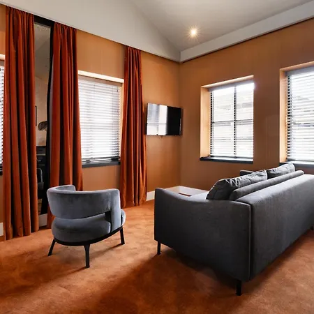 Отель Der Valk Theaterhotel De Oranjerie